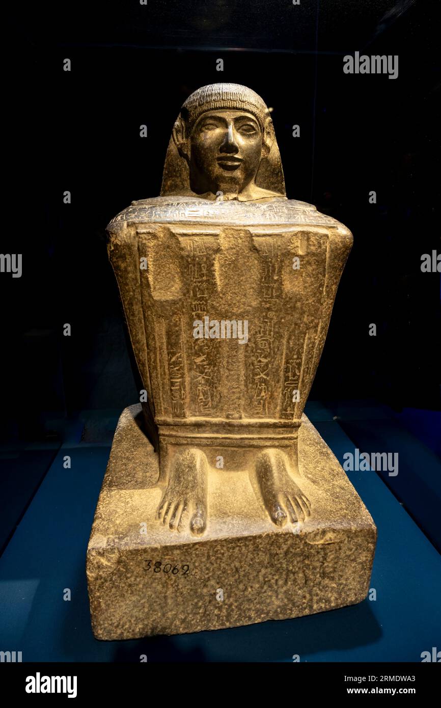 Paris, Frankreich - 08 22 2023: Ramses II. Der große, Gold der Pharaonen. Block Statue von Wesir Paser mit Emblemen der Götter von Theben Stockfoto