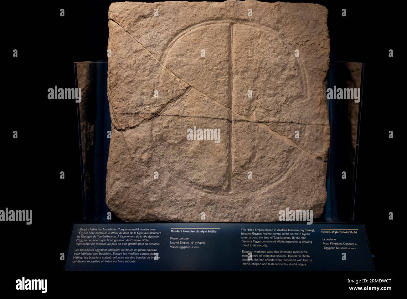 Paris, Frankreich - 08 22 2023: Ramses II. Der große, Gold der Pharaonen. Kalkstein-Schildform im hethitischen Stil Stockfoto