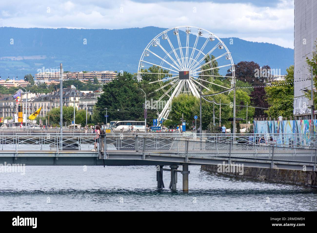 Jardin Anglais (englischer Garten) Big Wheel über den Fluss Rhône, Genf (Genève) Kanton Genf, Schweiz Stockfoto