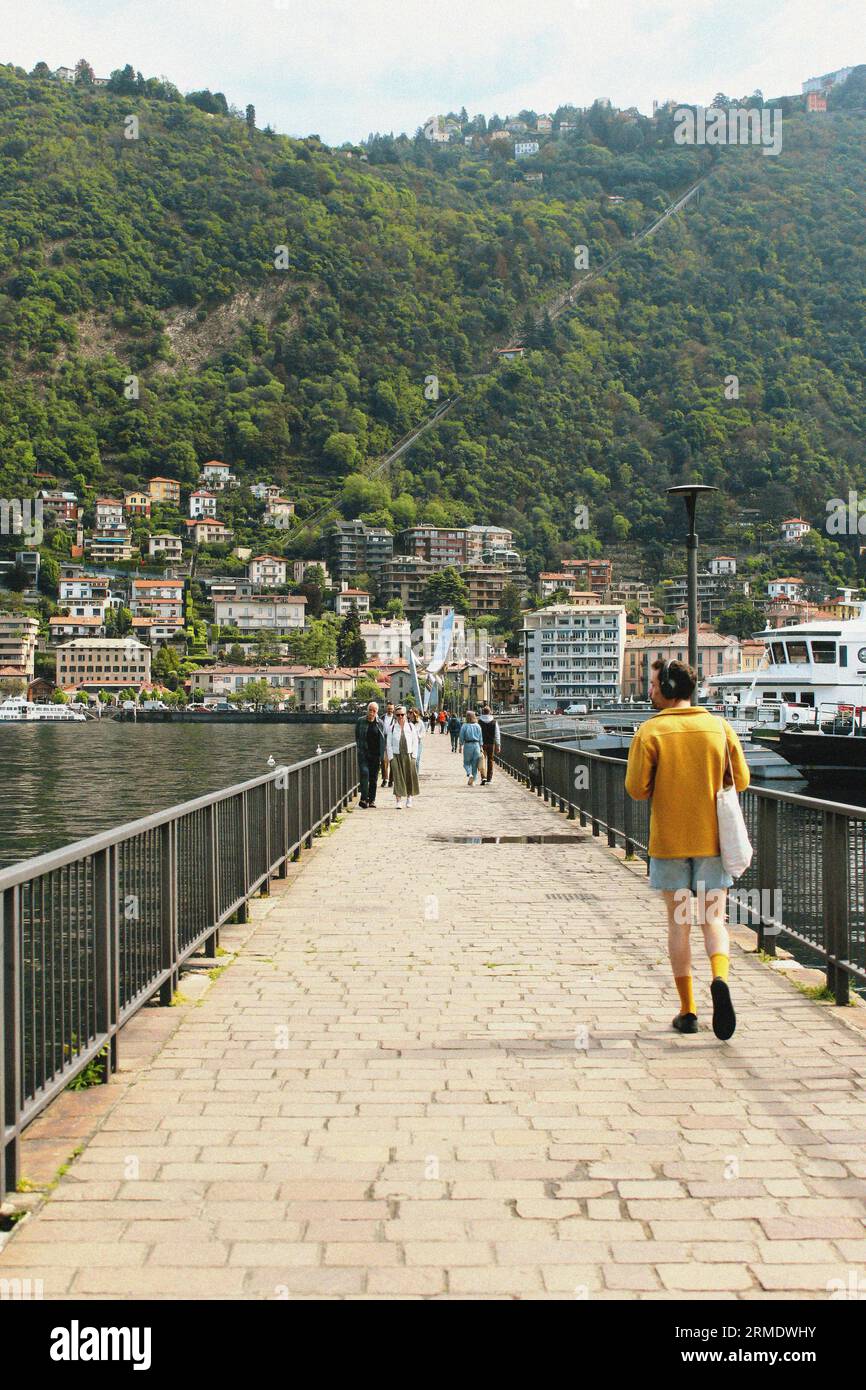 Gelber Kerl, der die Brücke am Comer See überquert Stockfoto