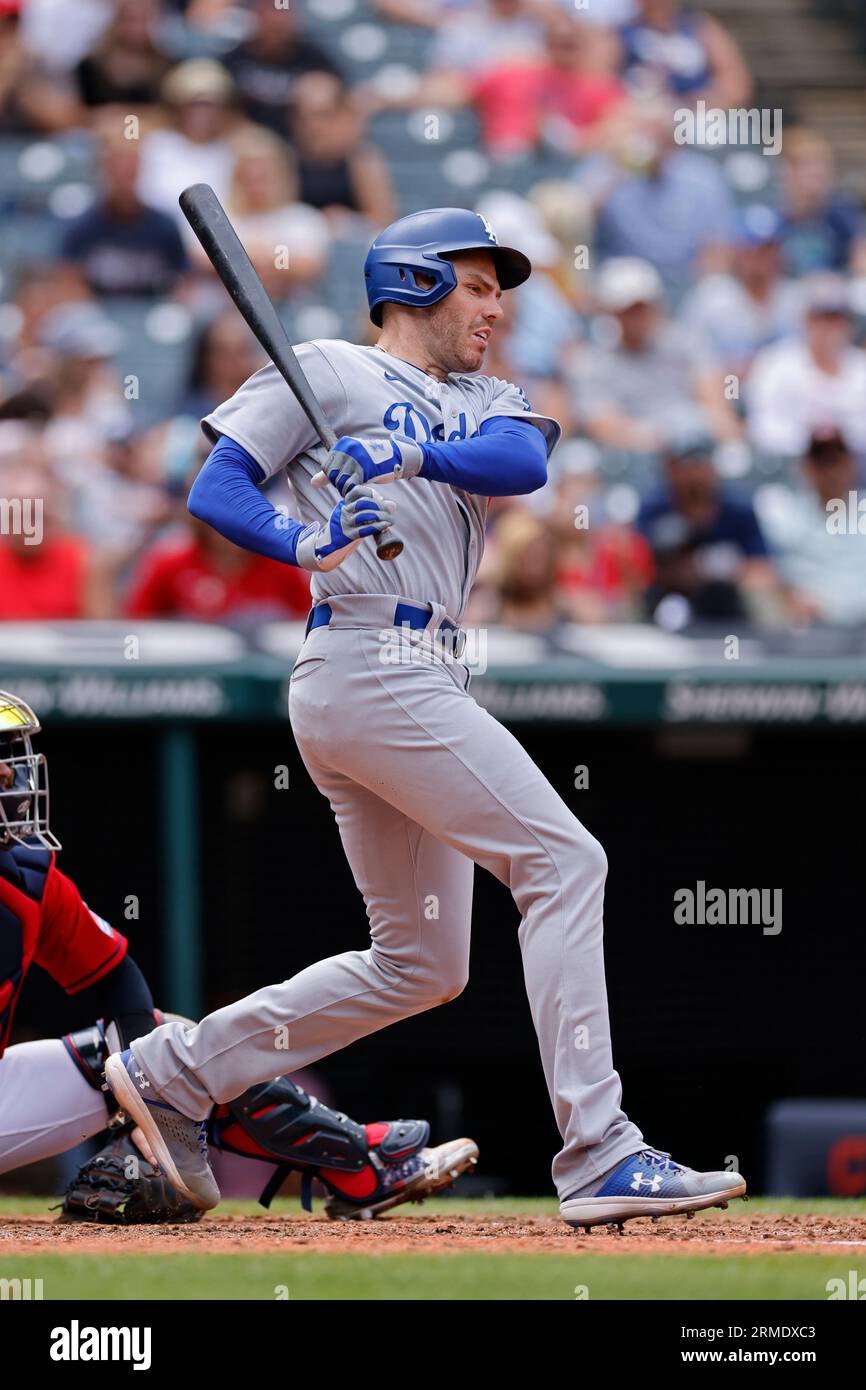 CLEVELAND, OH - 24. AUGUST: Die Los Angeles Dodgers erster Baseman Freddie Freeman (5) schlägt während des Spiels am 24. August 2023 im Progressive Field in Cleveland, Ohio, gegen die Cleveland Guardians. (Joe Robbins/Image of Sport) Stockfoto