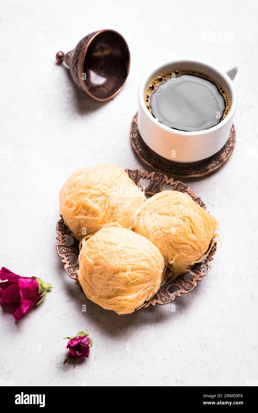 Pismaniye und türkischer Kaffee in Tasse – traditionelles türkisches Dessert auf weißem Hintergrund. Einheimische Zuckerwatte als Dessert. Stockfoto