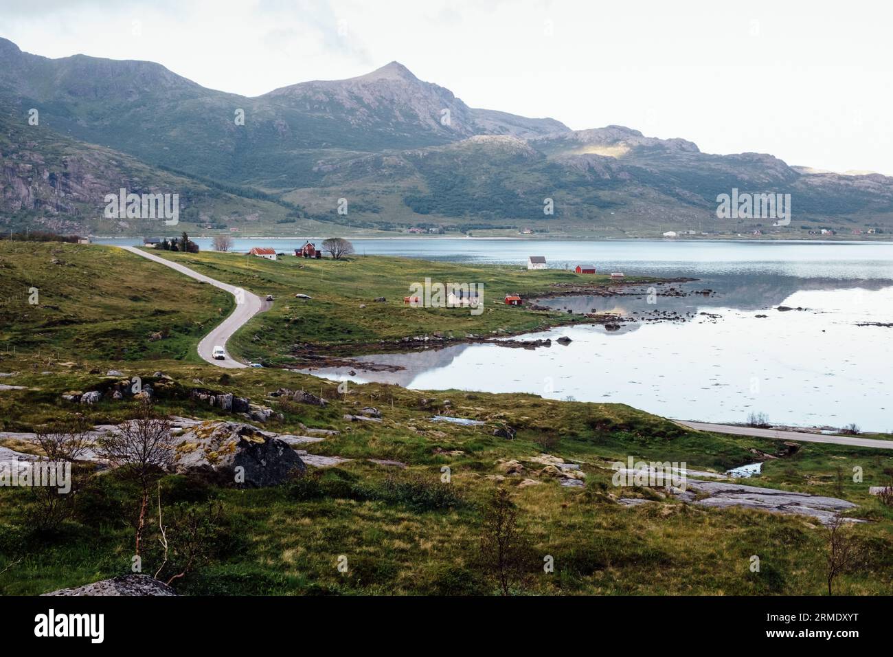 Blick auf eine Straße, Häuser und Berge am See Stockfoto