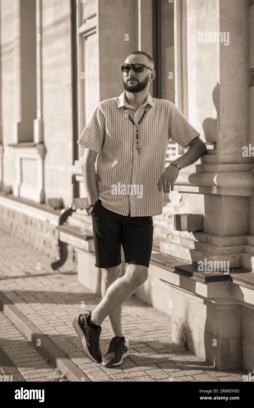 Porträtfoto eines stilvoll gekleideten Mannes Stockfoto