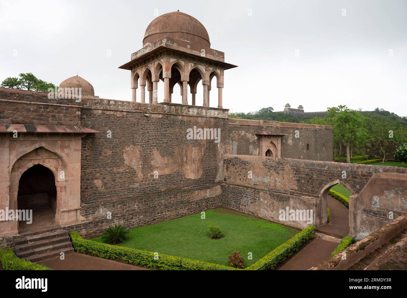 Baz Bahadur's Palace, erbaut auf dem Hügel östlich des Rewa Kunds, der häufig von seinem geliebten Rani Rupati besucht wurde, in Mandu, Stockfoto