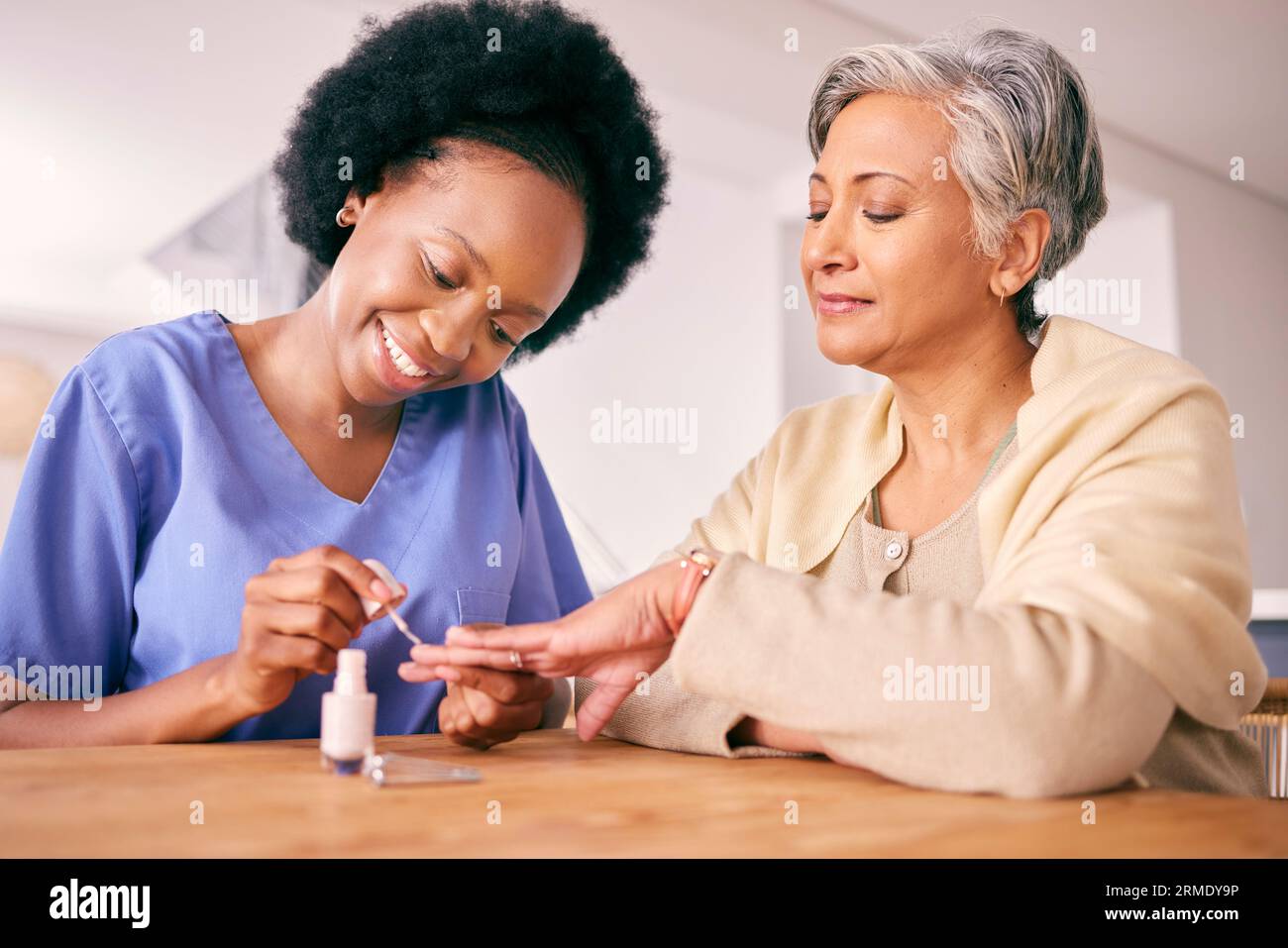 Pflegeheim, Maniküre und Pflegekraft mit einer Seniorin für eine Pflege oder Schönheitsbehandlung. Happy, Spa und eine afrikanische Krankenschwester mit nagellack für A Stockfoto