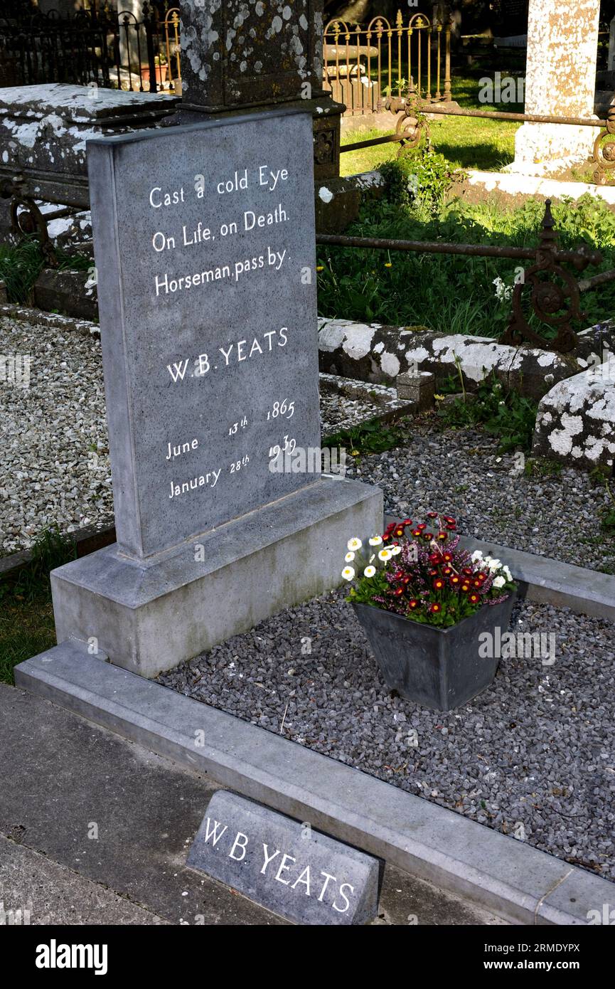 W.B.Yeats Grab auf dem Drumcliffe Cemetery, Benbulben, County Sligo, Irland Stockfoto