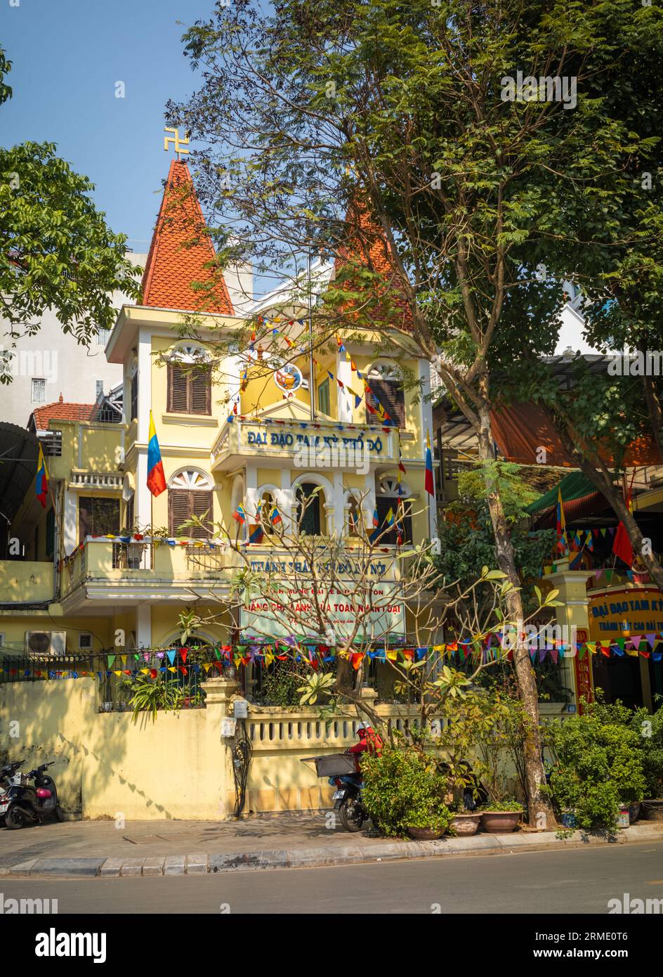 Das Cao-Dai-Oratorium oder Tempel in Hanoi, Vietnam. Cao Dai ist eine kolorulare synkretische Religion, die 1927 in Südvietnam gegründet wurde und ihren Hauptsitz hat Stockfoto