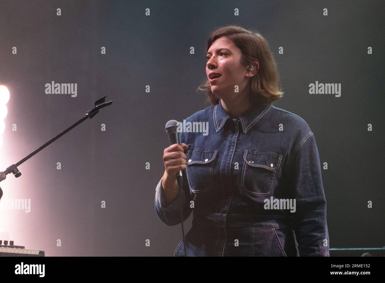 Poppy Hankin von der Indie-Pop-Band GIRL RAY spielt beim Green man Festival in Wales, Großbritannien, August 2023. Foto: Rob Watkins Stockfoto