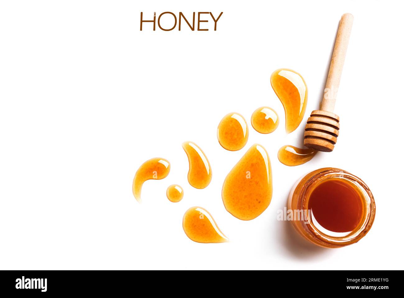 Honigtropfen mit isoliertem Honigstiel auf weißem Hintergrund. Stockfoto