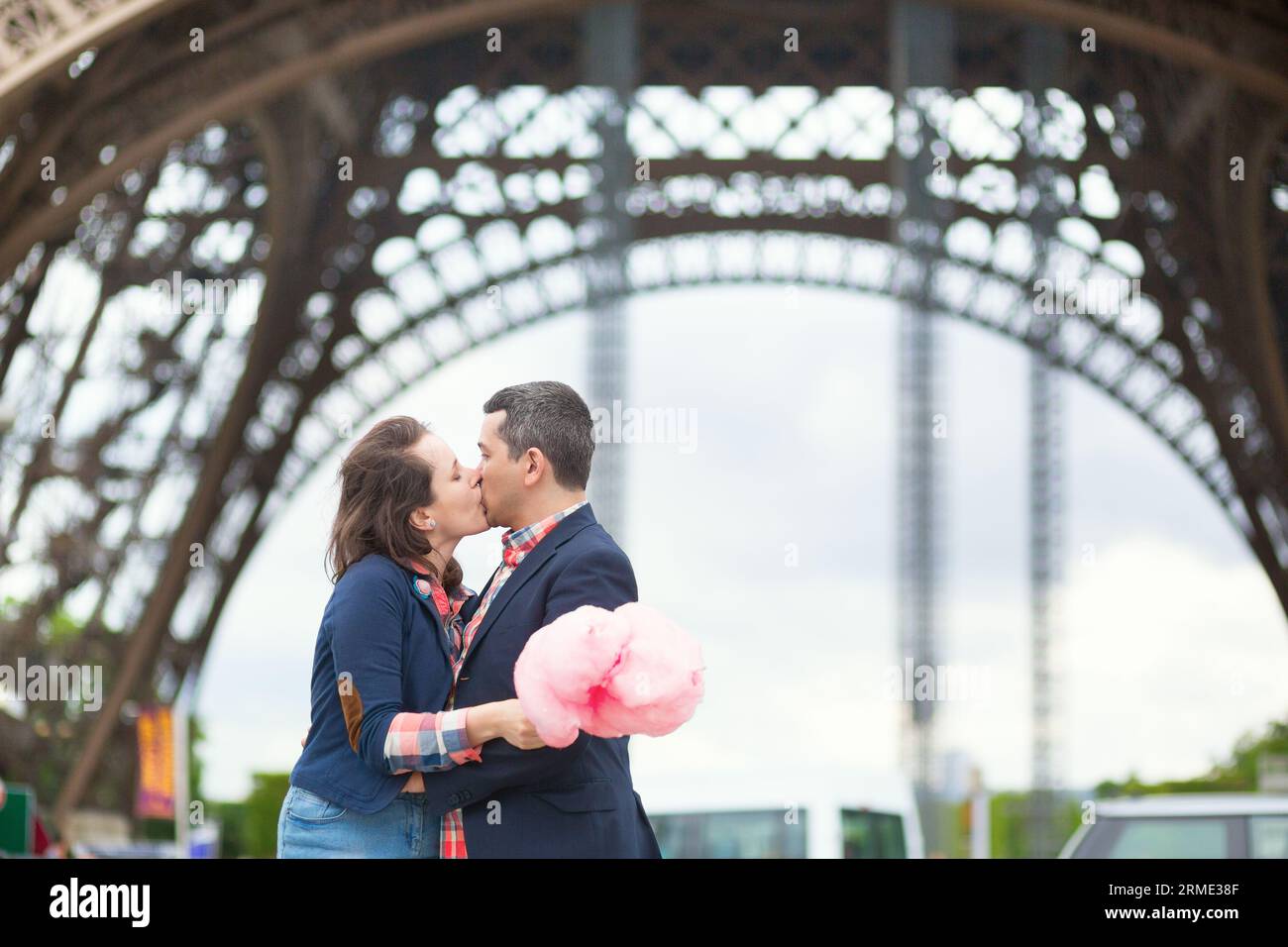 Paar mit Zuckerwatte unter dem Eiffelturm Stockfoto