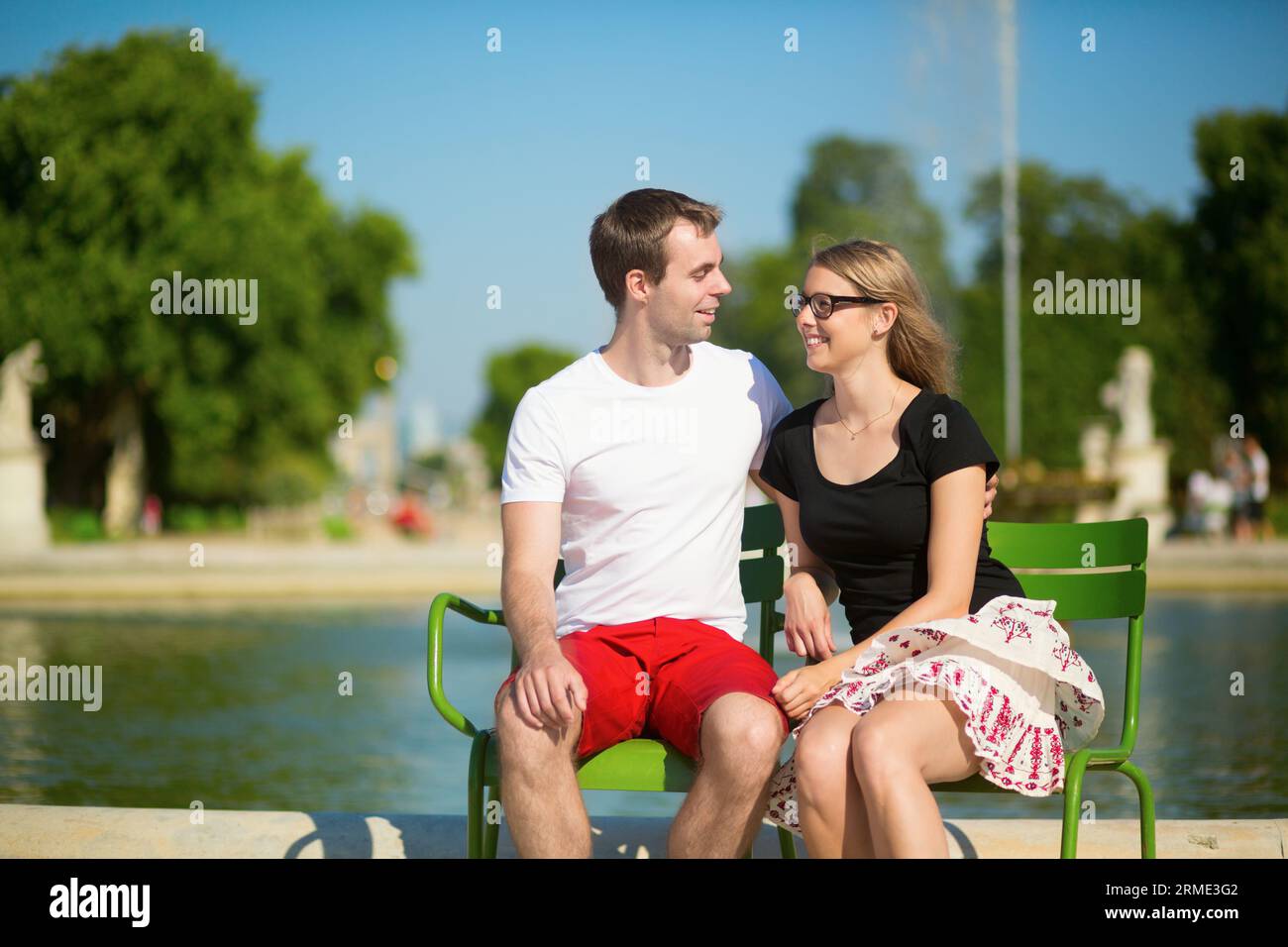 Touristen im Tuileriegarten von Paris Stockfoto