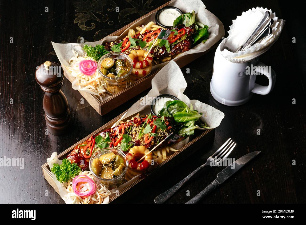 Ein Set Bier aus Fleischsnacks. Bierkneipe. Menü Stockfoto