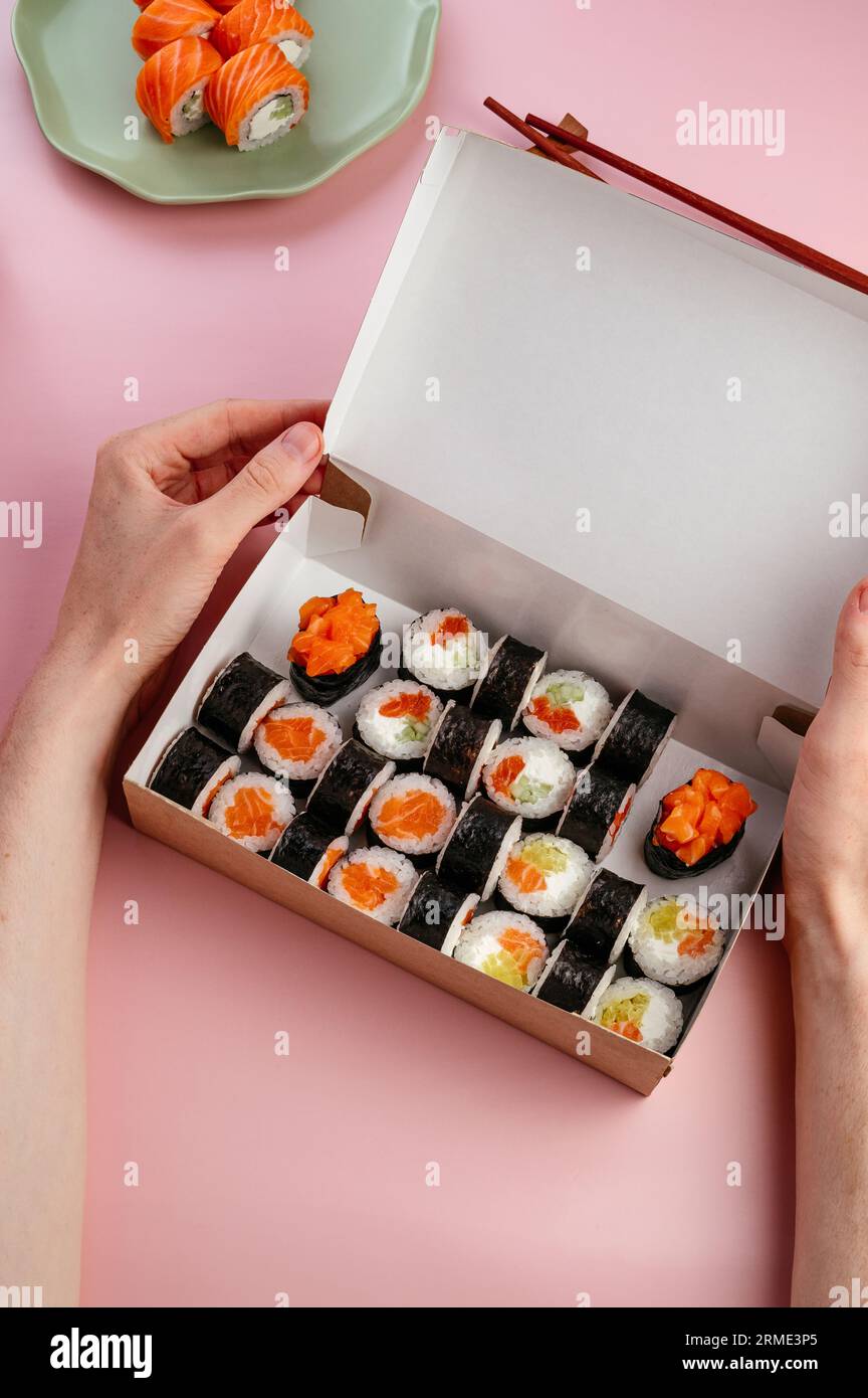 Klassische japanische Sushi-Brötchen in einer Schachtel zum Mitnehmen Stockfoto