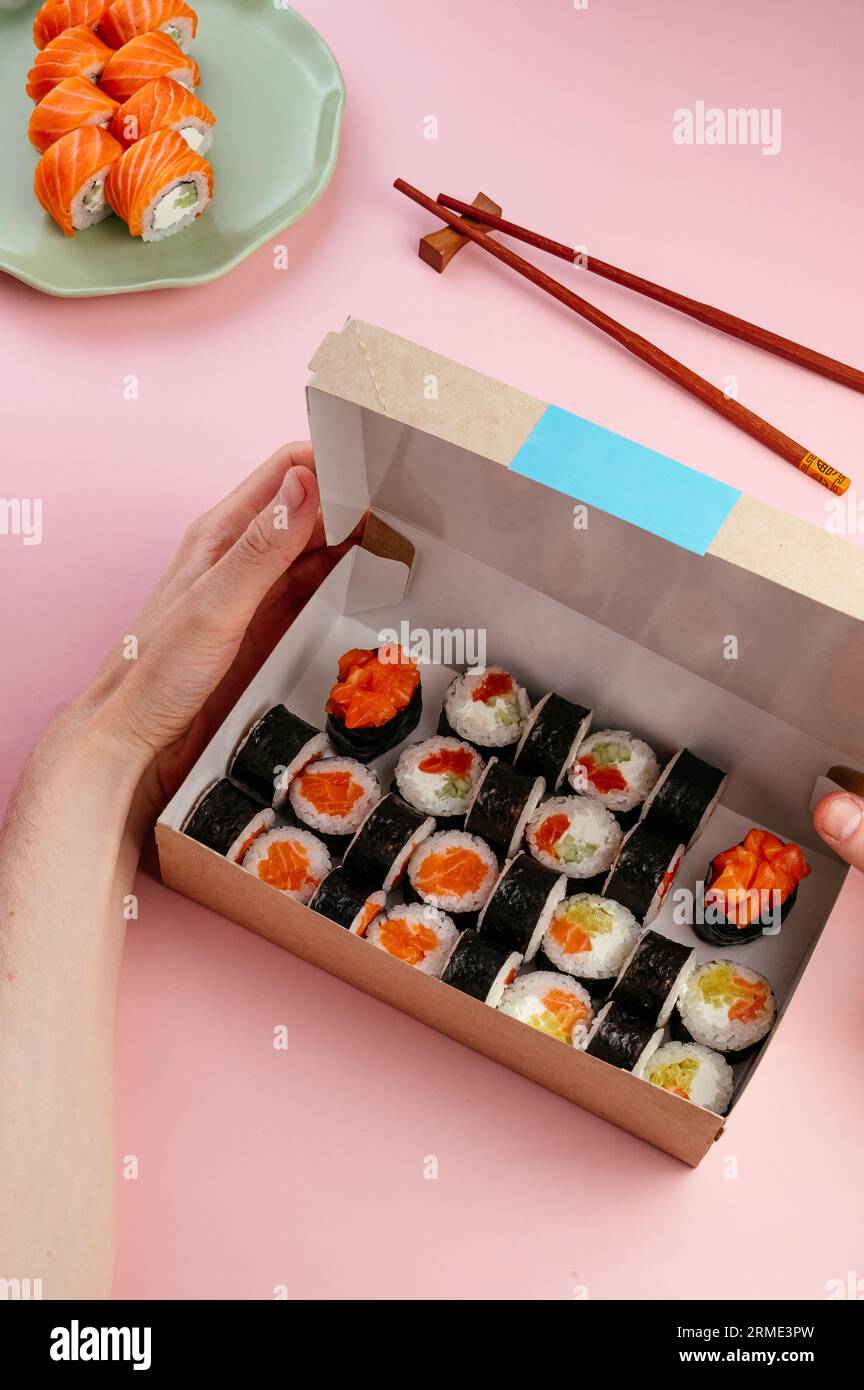 Klassische japanische Sushi-Brötchen in einer Schachtel zum Mitnehmen Stockfoto