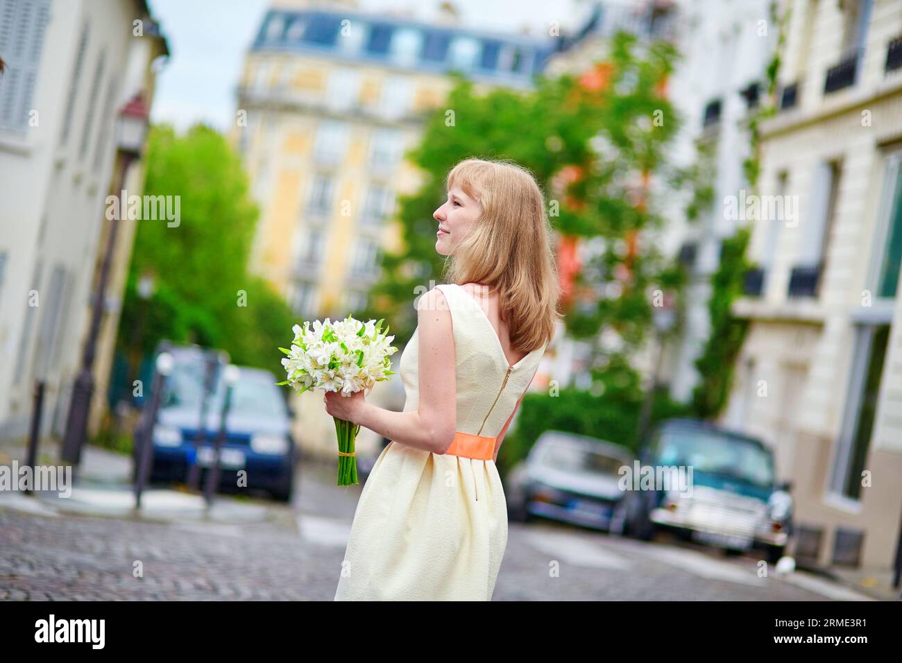 Schöne junge Braut auf einer Straße von Montmartre in Paris Stockfoto