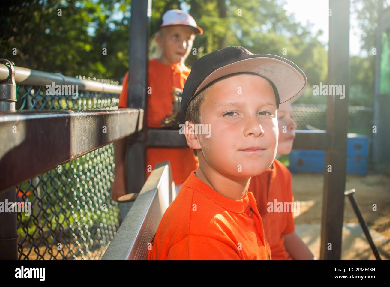 10-JÄHRIGER Junge im kleinen Ligateam im DUGOUT Stockfoto