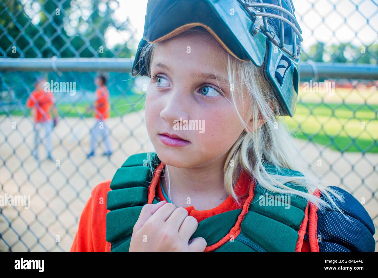 Ein 10-jähriger Mädchen-Catcher im Baseballteam Stockfoto