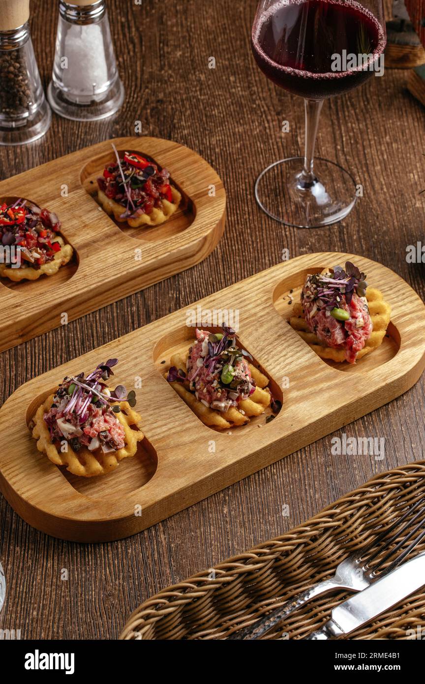 Tatar-Vorspeise auf Kartoffelchips Stockfoto