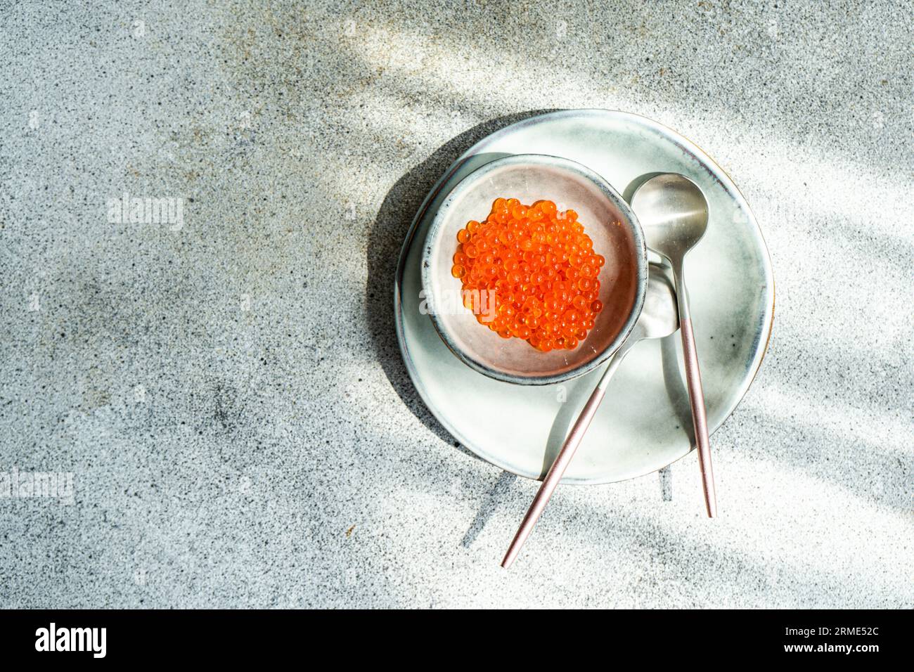 Roter Kaviar in der Schüssel Stockfoto