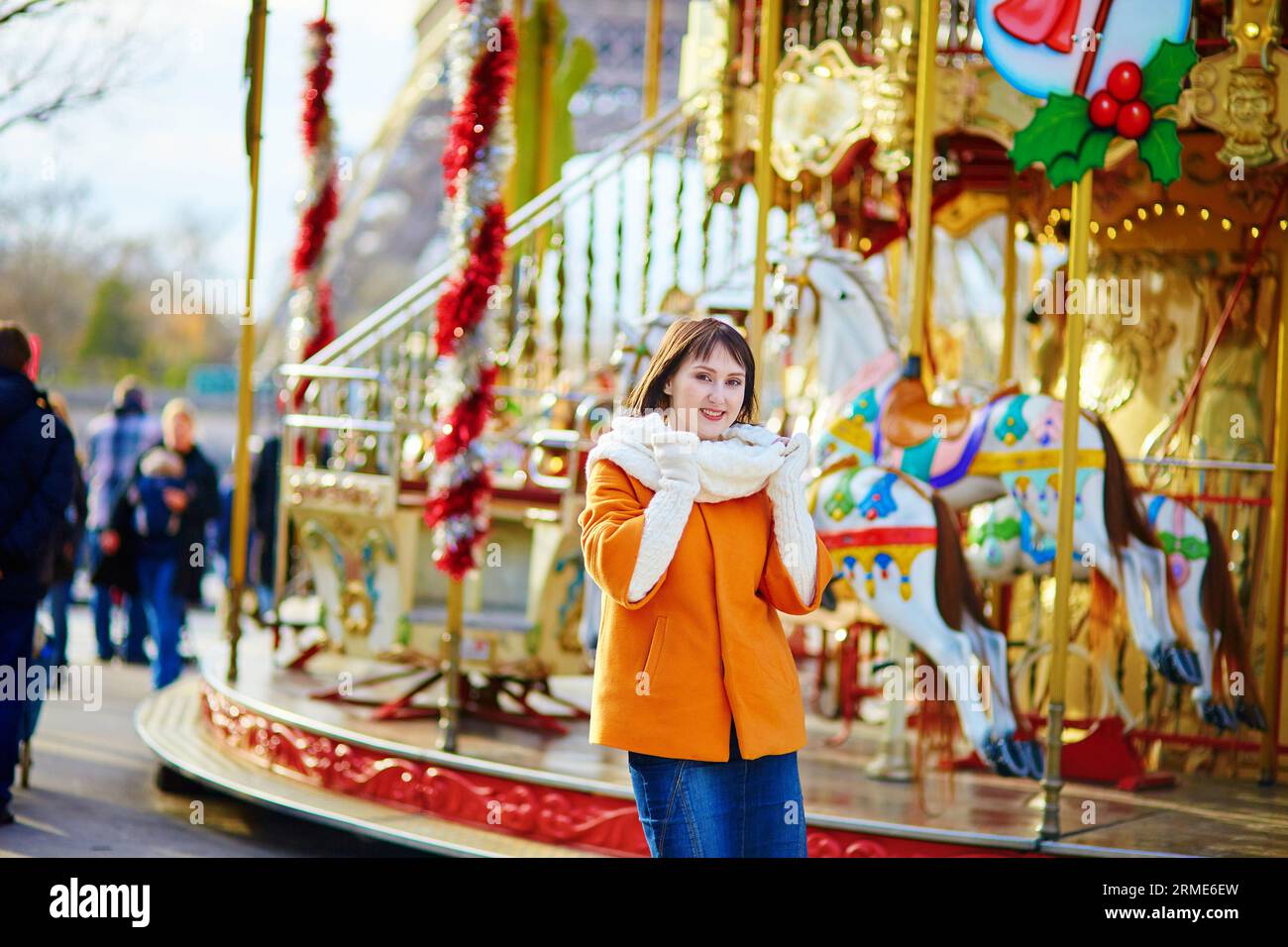 Schönes junges Mädchen in der Nähe von Karussell in Paris Stockfoto