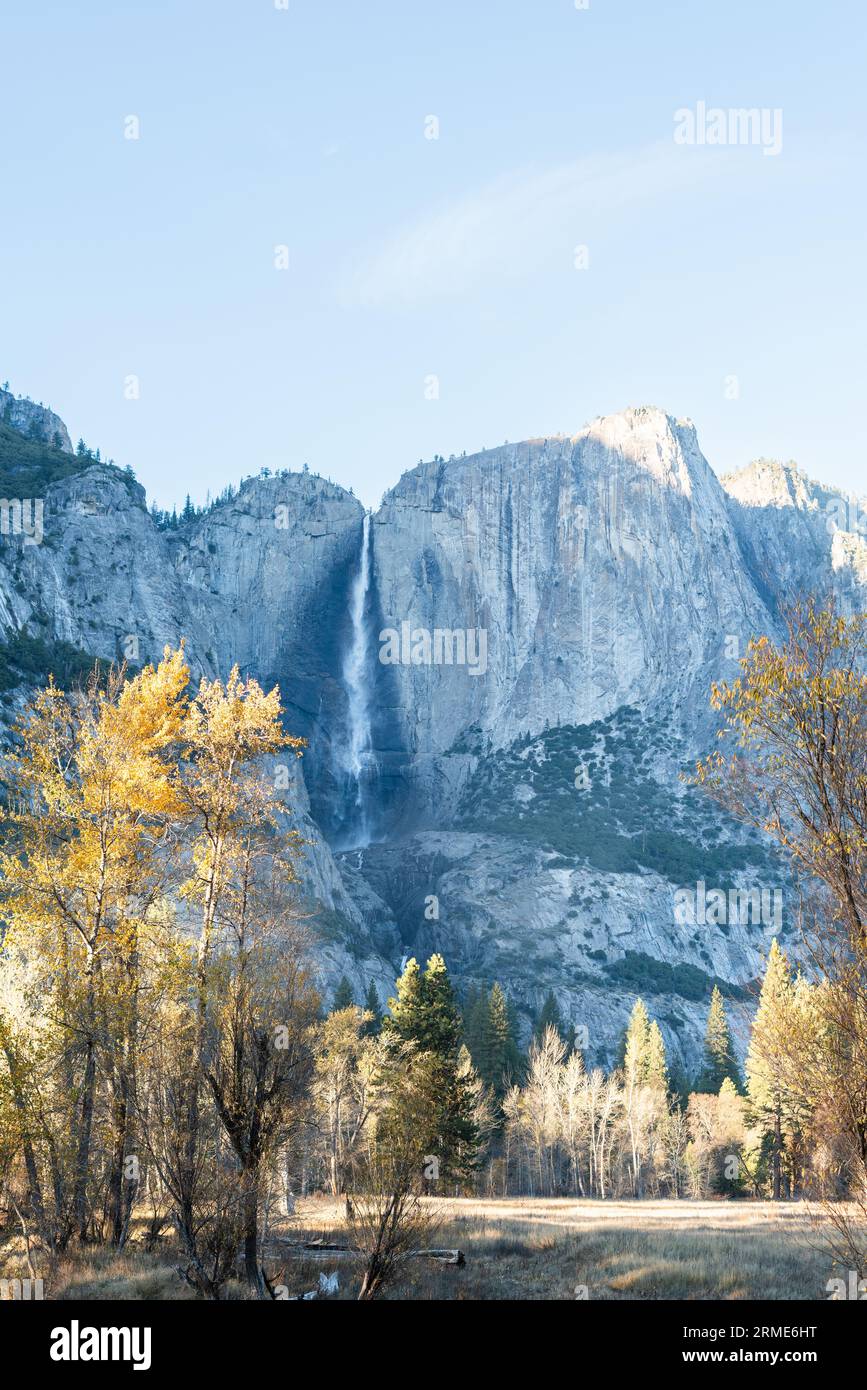 Ein Gebirgswasserfall im Yosemite-Nationalpark Stockfoto