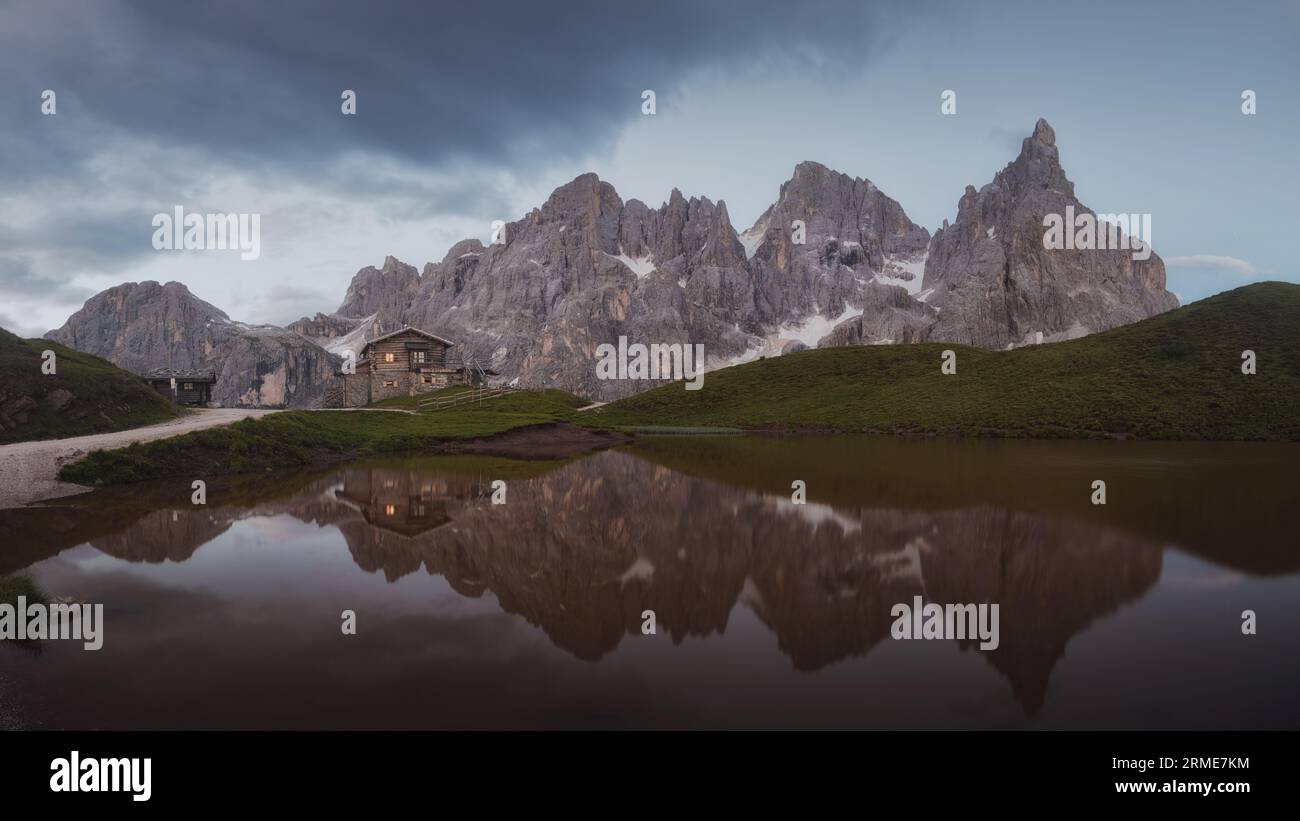 Baita Segantini spiegelt sich in einem kleinen See wider. Italien, Dolomiten, Trentino Stockfoto