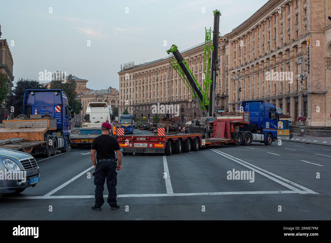 Militär an der Tankstelle in Kiew Stockfoto