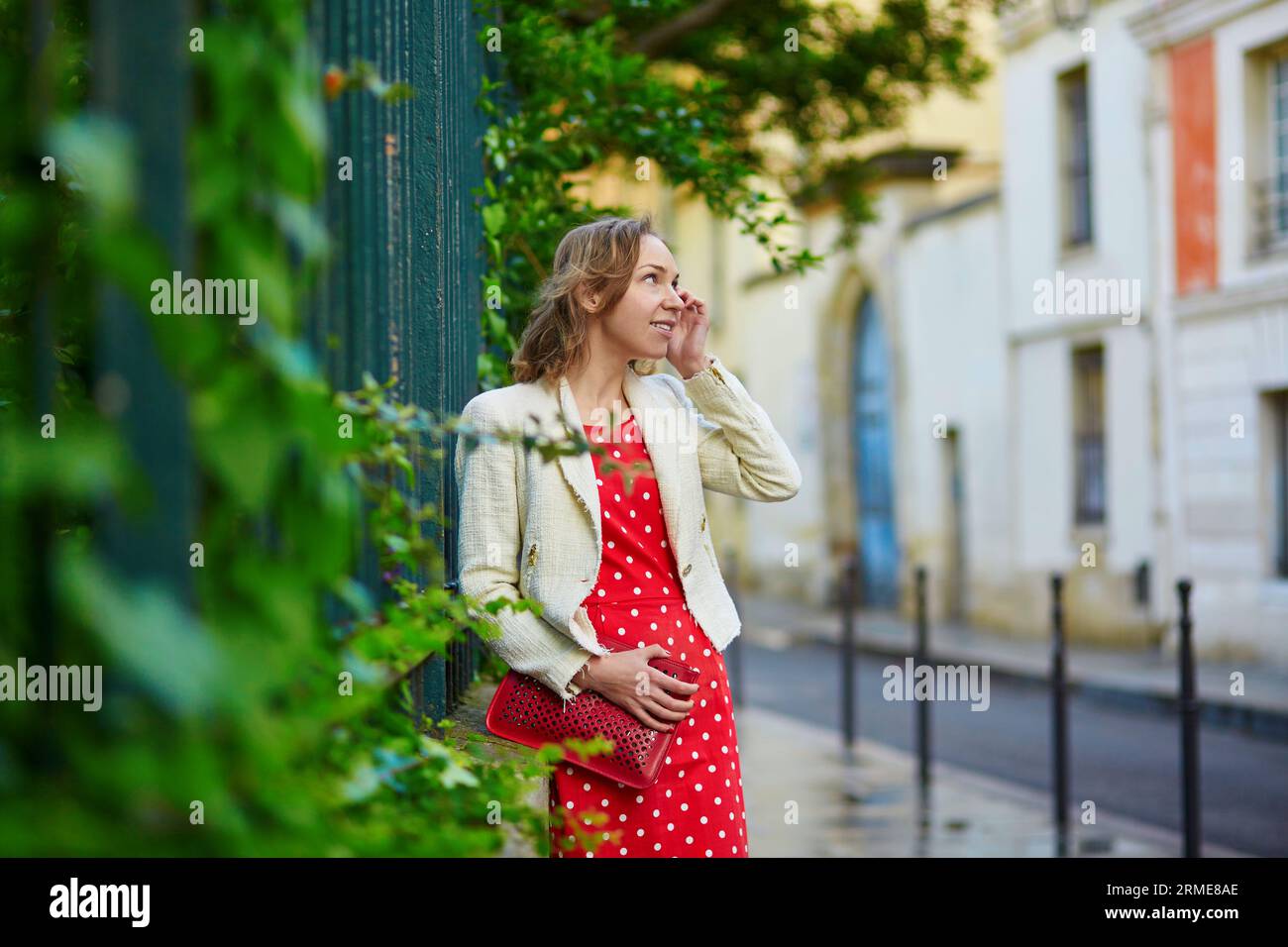 Schöne junge Frau in rotem Polka-Dot-Kleid in Marais, Paris, Frankreich Stockfoto