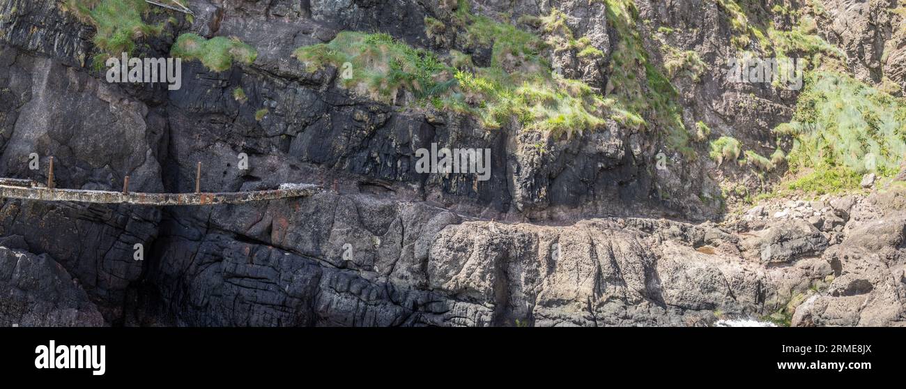 Reste des ursprünglichen Teils des Gehwegs durch die Brücke 2, der Gobbins Cliff Path, Islandmagee, County Antrim, Nordirland, Vereinigtes Königreich Stockfoto