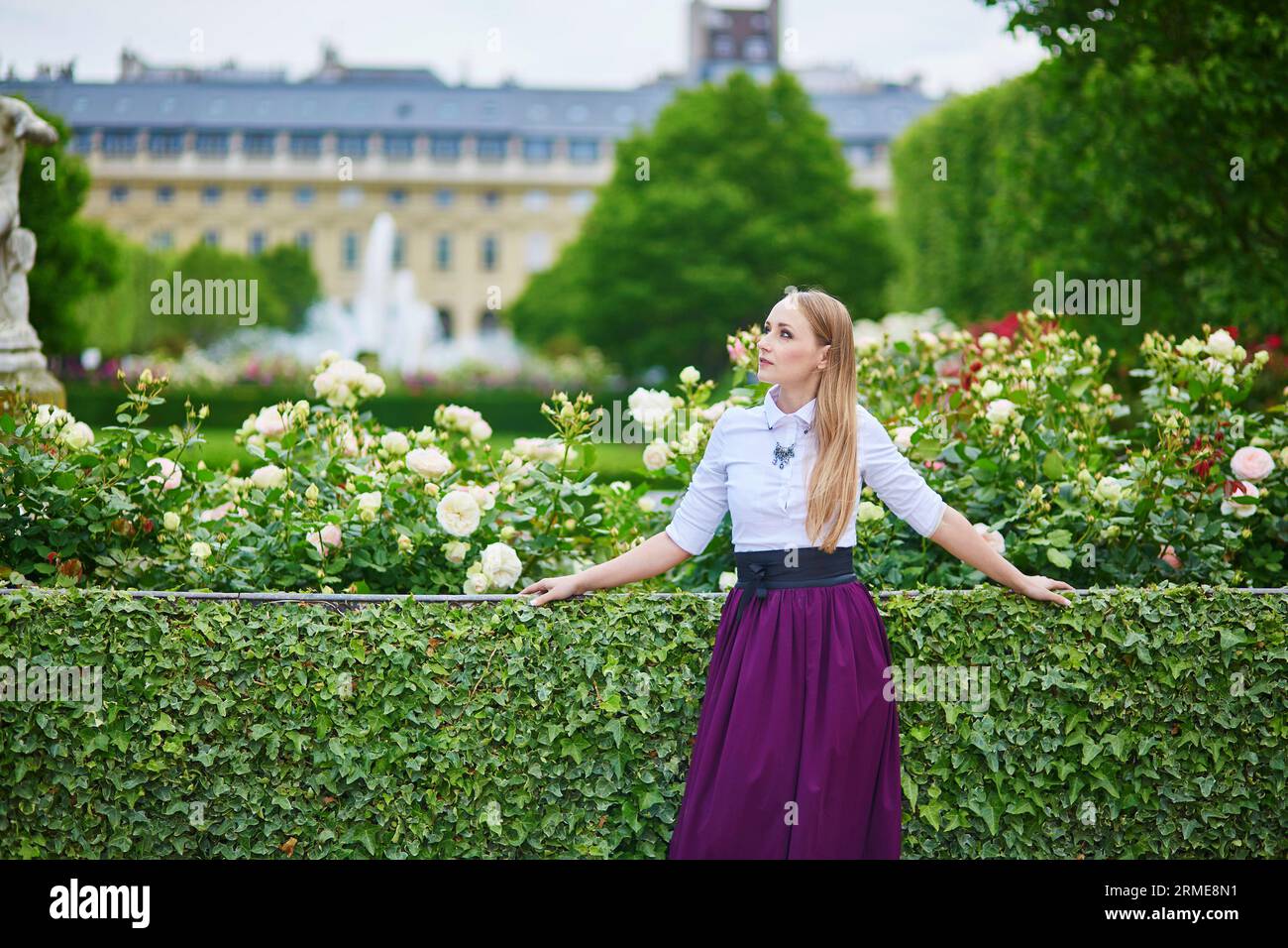 Schöne Pariser Frau im Palais Royal Stockfoto