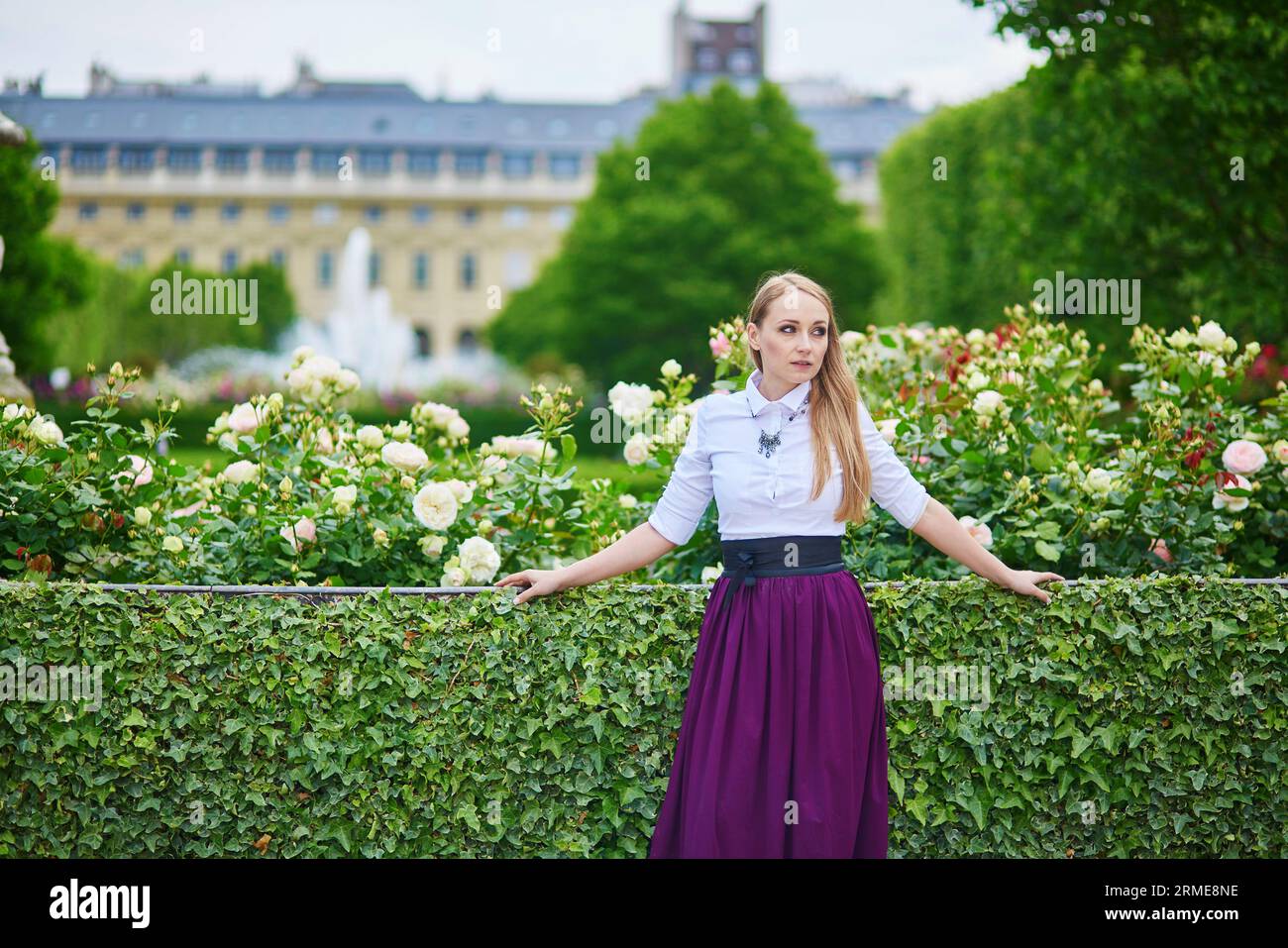 Schöne Pariser Frau im Palais Royal Garden Stockfoto