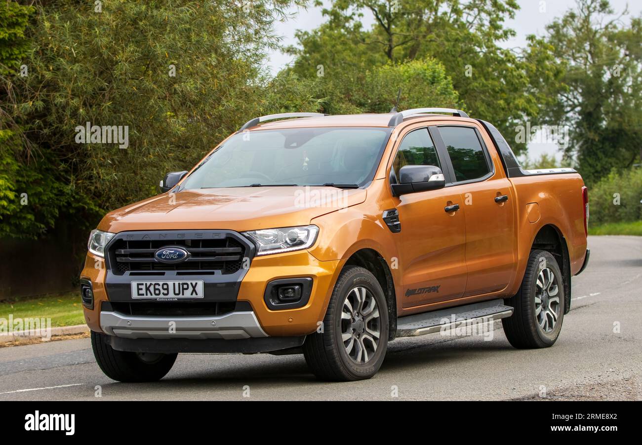 Whittlebury, Northants, UK - 26. August 2023: 2019 orangefarbener Ford Ranger, der auf einer englischen Landstraße fährt Stockfoto