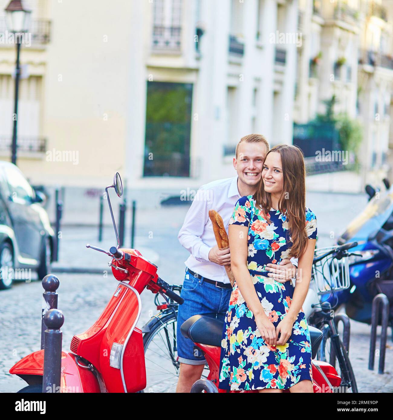 Romantisches Paar in Paris, das auf dem Montmartre spaziert Stockfoto