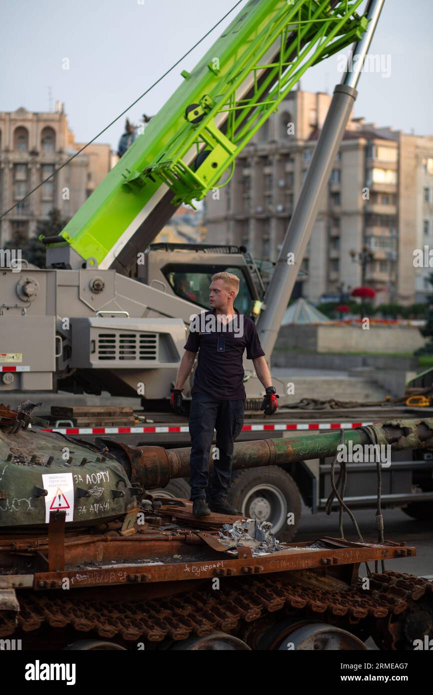 Arbeiter, der einen Tank repariert, um ihn auf den Lkw zu laden Stockfoto
