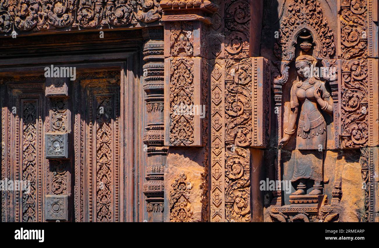 Geheimnisvolle antike Ruinen Banteay Srei Tempel - berühmtes kambodschanisches Wahrzeichen, Angkor Wat Komplex von Tempeln. Siem Reap, Kambodscha. Banteay Srei oder Banteay Stockfoto