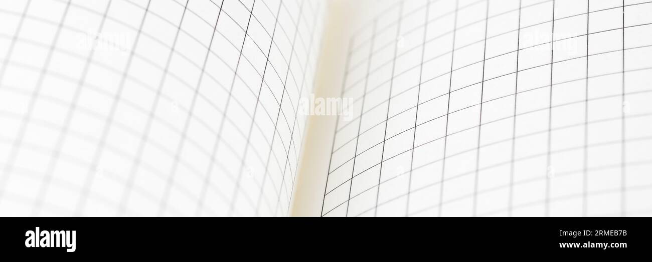 Leeres leeres Blatt Mathematikpapier auf dem Arbeitstisch. Büropapierkonzept. Selektiver Fokus Stockfoto