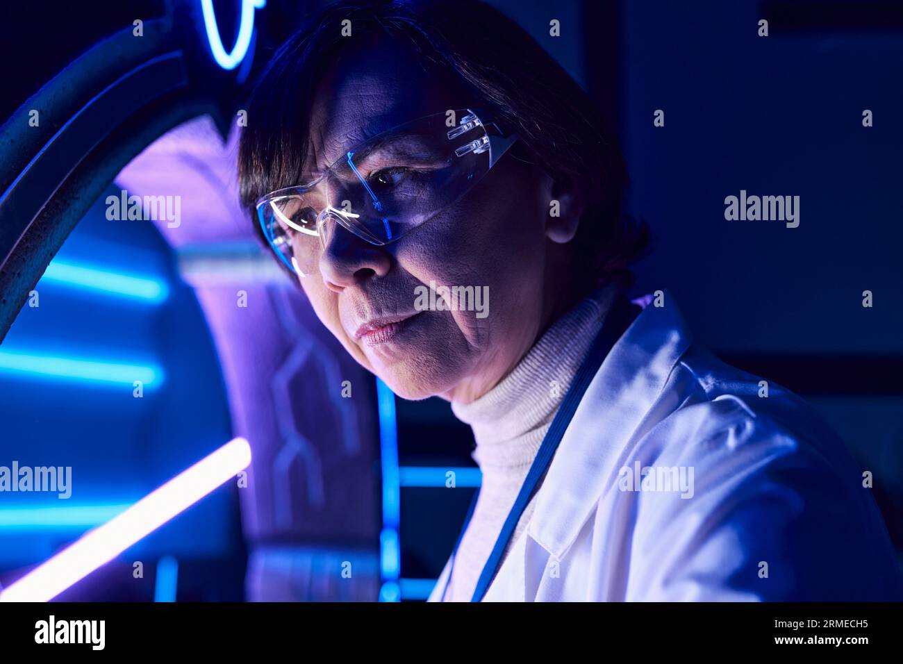 Porträt einer Wissenschaftlerin mittleren Alters in der Brille im Wissenschaftszentrum, Vorwärtsdenken Stockfoto