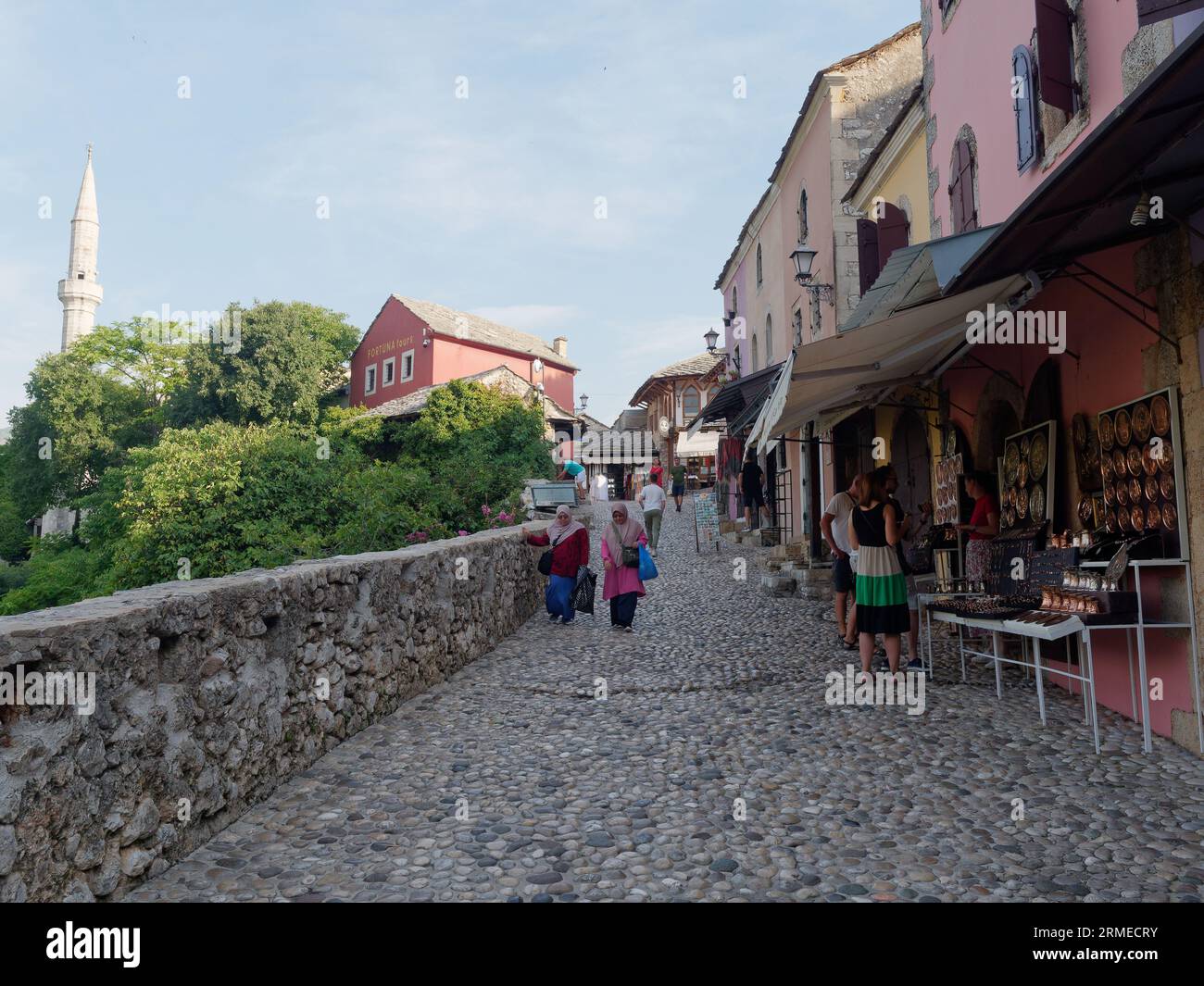 Kopfsteinpflasterstraße der Altstadt UNESCO-Stätte in der Stadt Mostar an einem Sommermorgen, Bosnien und Herzegowina, 28. August 2023. Stockfoto