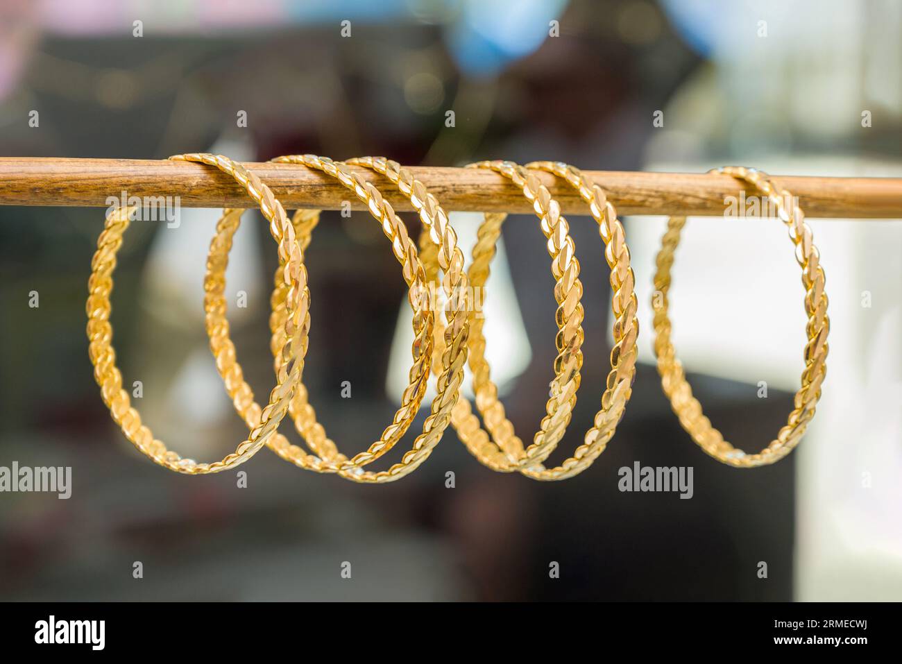 24k (24 Karat) Armband aus türkischem Gold im Goldladen Stockfoto