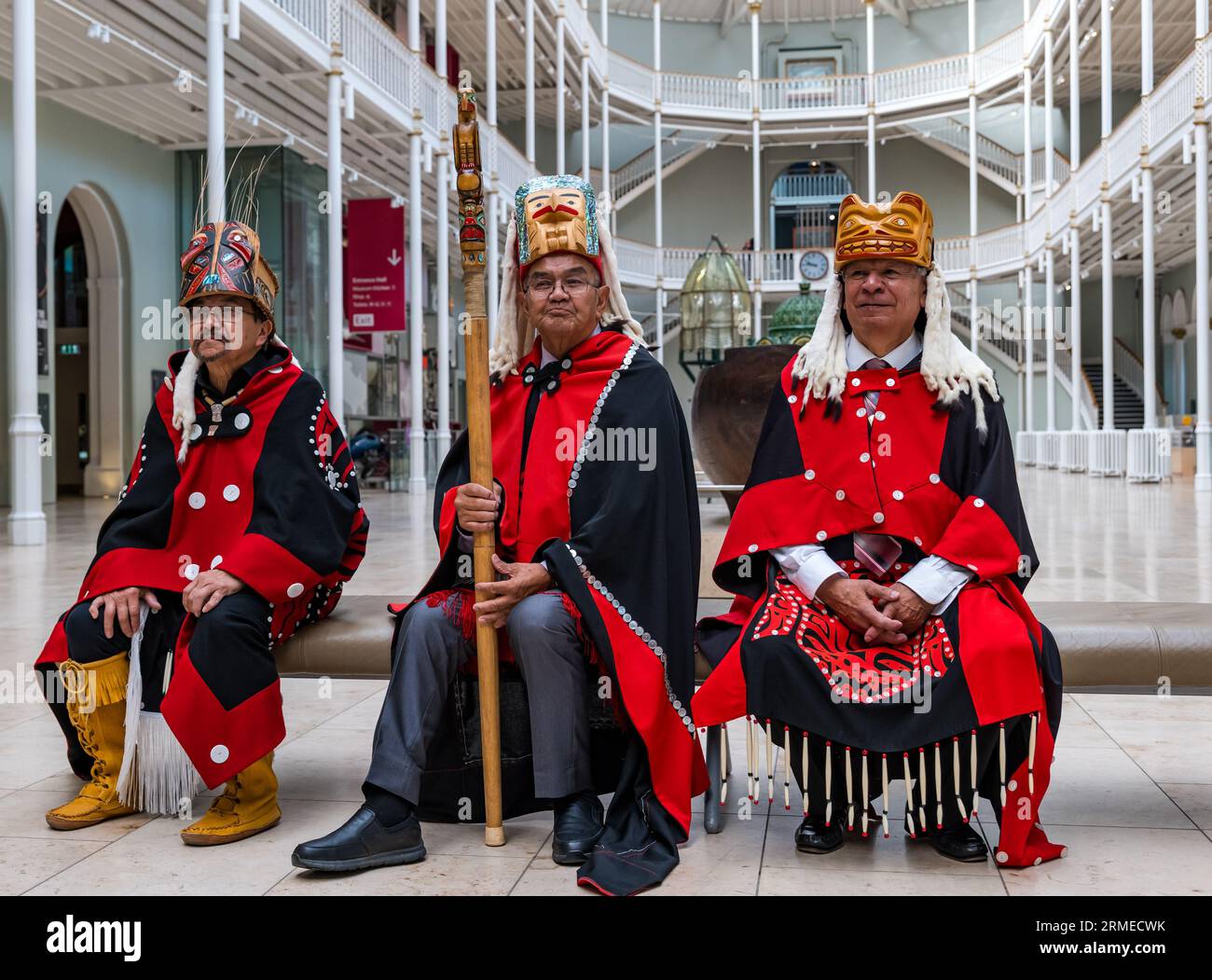 National Museum of Scotland, Edinburgh, Schottland, Großbritannien, 28. August 2023. Rückkehr des Gedenkpfahls: Eine Delegation der Nisga’a-Nation markiert den Beginn der Rückkehr des 11 Meter hohen Gedenkpfahls nach British Columbia, Kanada. Auf dem Bild: Mitglieder der Delegation aus der damaligen Nisga’a-Nation mit Chief Earl Stephens auf der linken Seite (Chief SIM’oogit Ni’isjooh), Chief Laay und Chief Duuk. Sally Anderson/Alamy Live News Stockfoto