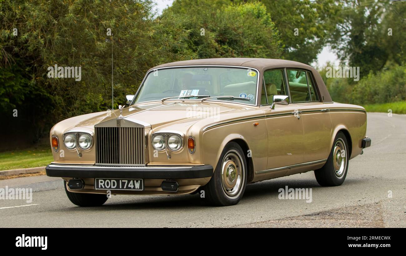 Whittlebury, Northants, UK - 26. August 2023: 1980 Bronze Rolls Royce Silver Shadow II Auto auf einer englischen Landstraße Stockfoto