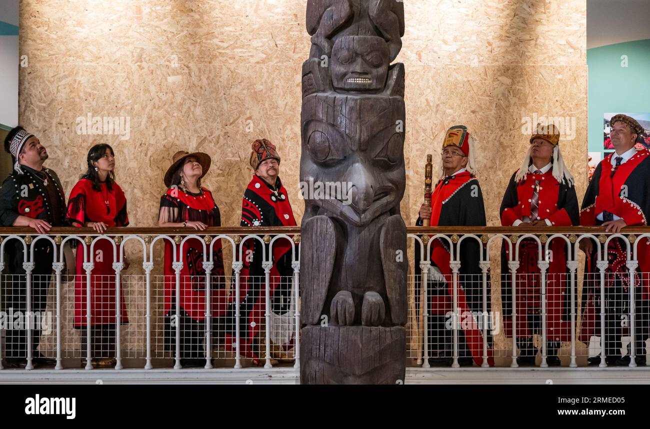 National Museum of Scotland, Edinburgh, Schottland, Großbritannien, 28. August 2023. Rückkehr des Gedenkpfahls: Eine Delegation der Nisga’a-Nation markiert den Beginn der Rückkehr des 11 Meter hohen Gedenkpfahls nach British Columbia, Kanada. Abgebildet: Mitglieder der Delegation aus der Nisga’a-Nation mit der Gedenkstätte oder Totempfahl. Sally Anderson/Alamy Live News Stockfoto