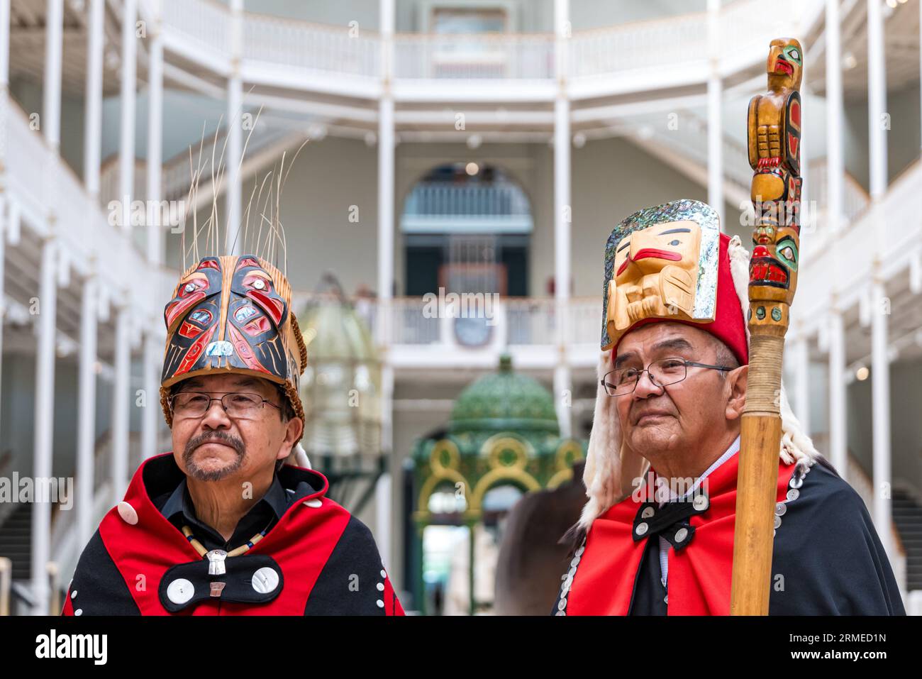 National Museum of Scotland, Edinburgh, Schottland, Großbritannien, 28. August 2023. Rückkehr des Gedenkpfahls: Eine Delegation der Nisga’a-Nation markiert den Beginn der Rückkehr des 11 Meter hohen Gedenkpfahls nach British Columbia, Kanada. Heute Morgen fand eine private spirituelle Zeremonie statt. Auf dem Bild: Mitglieder der Delegation aus der damaligen Nisga’a-Nation mit Chief Earl Stephen (SIM’oogit Ni’isjoohl) und Chief Laay. Sally Anderson/Alamy Live News Stockfoto