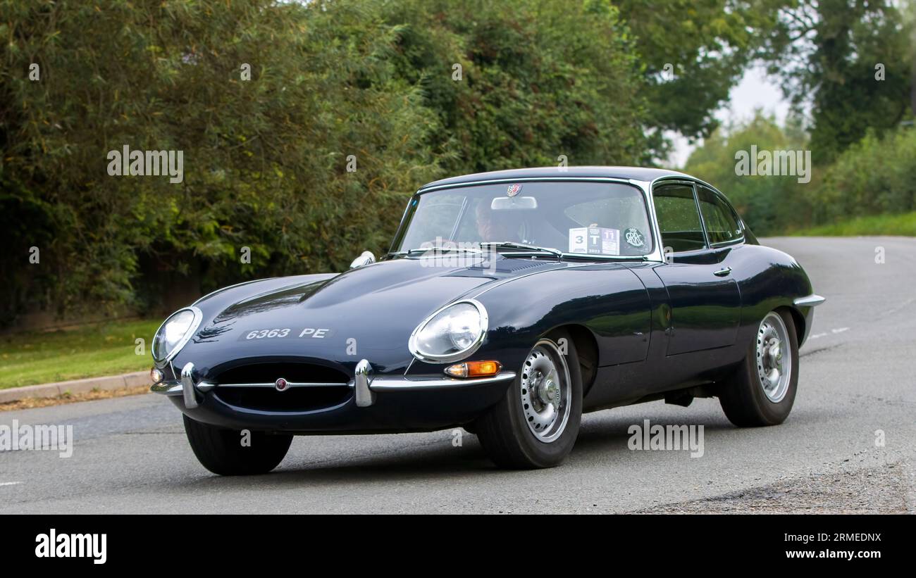 Whittlebury, Northants, UK - 26. August 2023: 1963 E-Type Jaguar Sportwagen auf einer englischen Landstraße Stockfoto