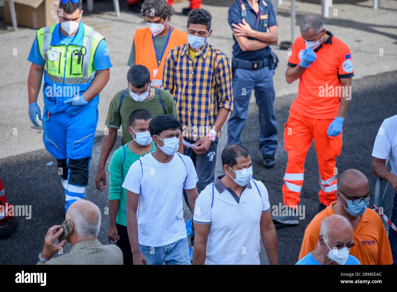 Livorno, Italien. 27. August 2023. Einige der 57 Migranten, die vor der libyschen Küste durch das Schiff Humanity 1 gerettet wurden, verlassen die Anlandequay des Hafens Livorno. Das Schiff Humanity 1 der deutschen NGOs United 4 Rescue und SOS Humanity musste mehr als 1.000 Kilometer zurücklegen, um den vom italienischen Innenministerium zugewiesenen sicheren Hafen zu erreichen. Seit dem Inkrafttreten des "NRO-Dekrets" sind die Ausschiffungshäfen von NRO-Schiffen zunehmend von den Rettungszonen entfernt. (Bild: © Marcello Valeri/ZUMA Press Wire) NUR REDAKTIONELLE VERWENDUNG! Nicht Stockfoto