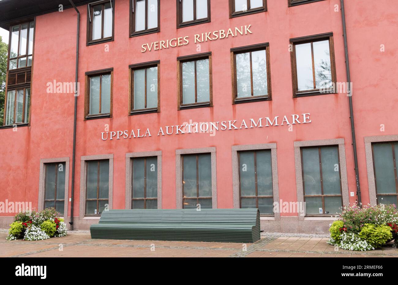 Zeichen und Symbole, Sveriges Riksbank Logo und Uppsala Auktionskammare Logo, Uppsala, Schweden. Uppsala Auktionskammare wurde 1731 gegründet und ist das drittälteste Auktionshaus der Welt nach Göteborgs Auktionsverk und vor Sotheby's. Stockfoto