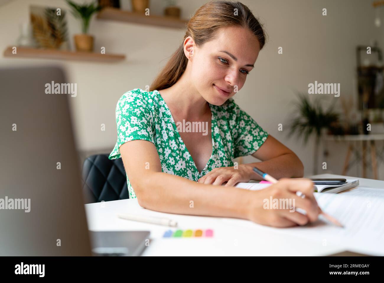 Erwachsene Schülerinnen, die Hausaufgaben machen, Postgraduiertenausbildung. Stockfoto