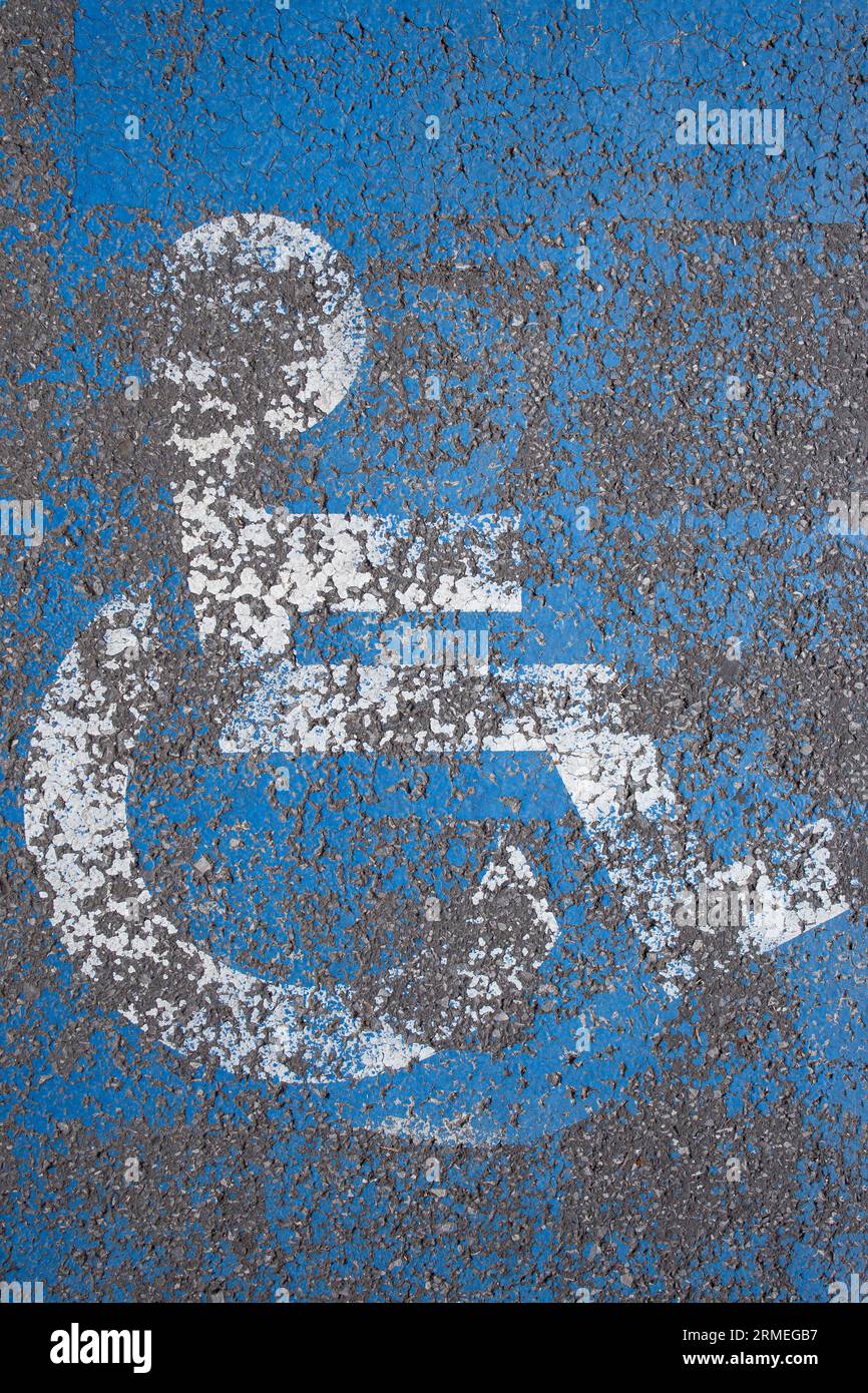 Schild auf einem Parkplatz, der für Menschen mit körperlichen Behinderungen reserviert ist, abstrakte Struktur Stockfoto