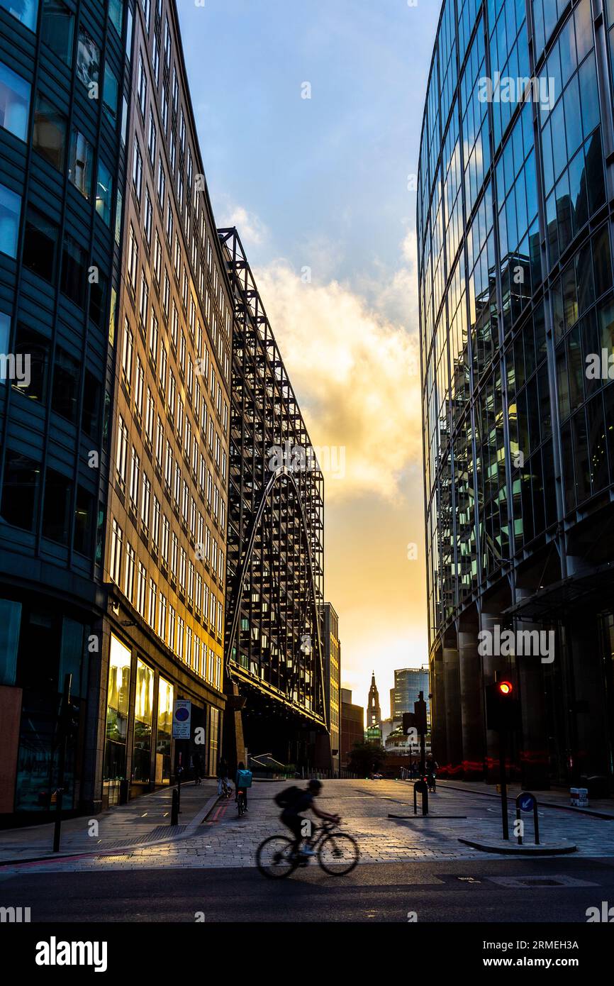 Bürogebäude entlang der Primrose Street an der Liverpool Street bei Sonnenuntergang in London, England Stockfoto